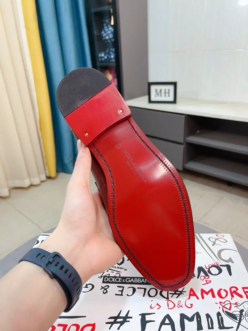 Men's shoes 💰540🌸🌸 [DG Dolce & Gabbana] High-end customized leather shoes. The upper is made of imported calf leather. Original hardware. I believe you will be impressed from the first time you see it. The avant-garde atmosphere can no longer fully interpret its elegance. AAA grade rubber outsole is super comfortable. The original cover last of the counter ensures its original version and quality. The upper is simple and the cowhide lining ensures its comfort and breathability. A pair of truly good shoes has its own unique soul, famous quality, and the first choice for successful people. Regular size 38-44 (45 customized)
